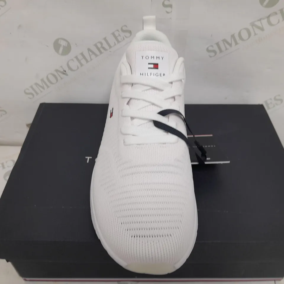 BOXED PAIR OF TOMMY HILFIGER CORPORATE KNIT RIB RUNNER IN WHITE - SIZE 41