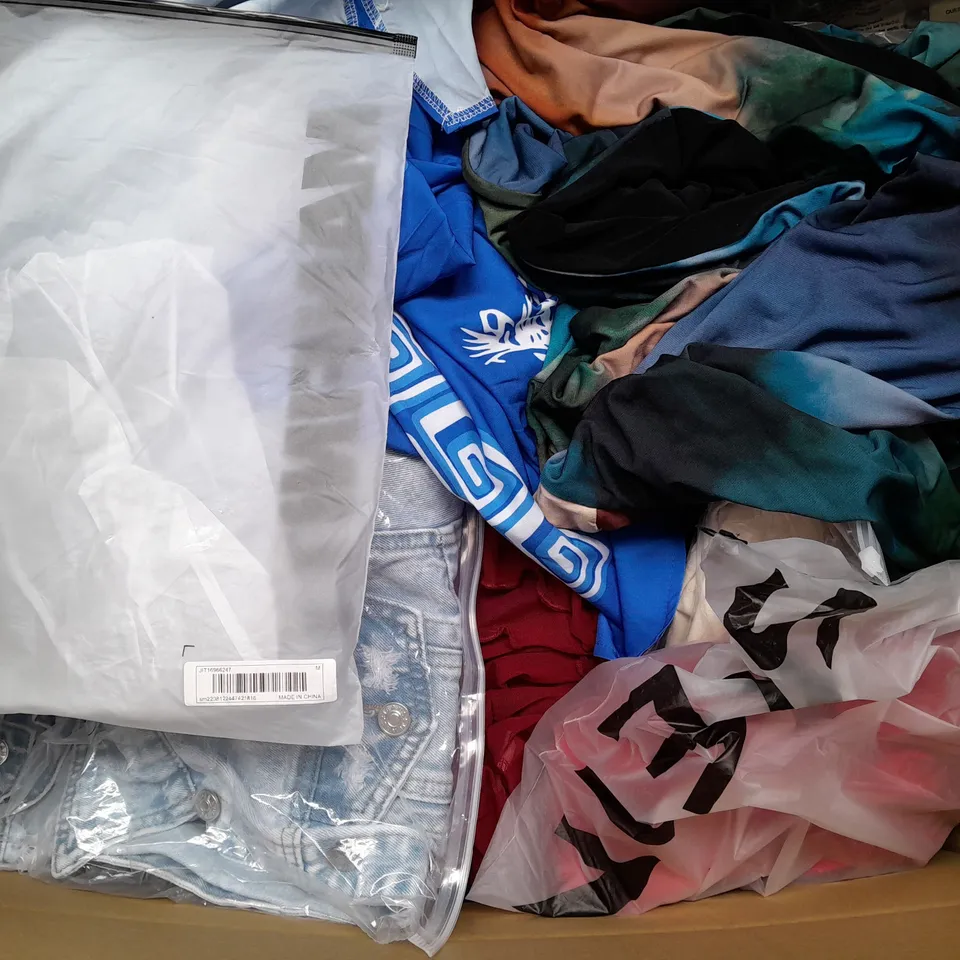 BOX OF APPROXIMATELY 25 ASSORTED CLOTHING ITEMS TO INCLUDE - TROUSERS , BRA , DRESS ETC