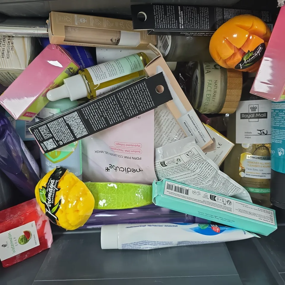 APPROXIMATELY 20 ASSORTED HEALTH & BEAUTY PRODUCTS TO INCLUDE FOOT MENDER ALL IN ONE, BOBBI BROWN FACE BASE, MADE BY MITCHELL BLURSH BALM, ETC - COLLECTION ONLY