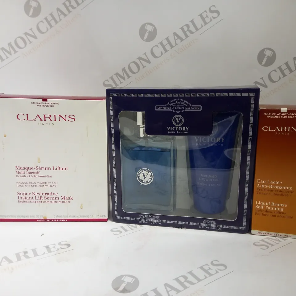 BOX OF APPROX 10 ASSORTED BEAUTY ITEMS TO INCLUDE CLARINS, VICTORY AND ELIZABETH ARDEN 