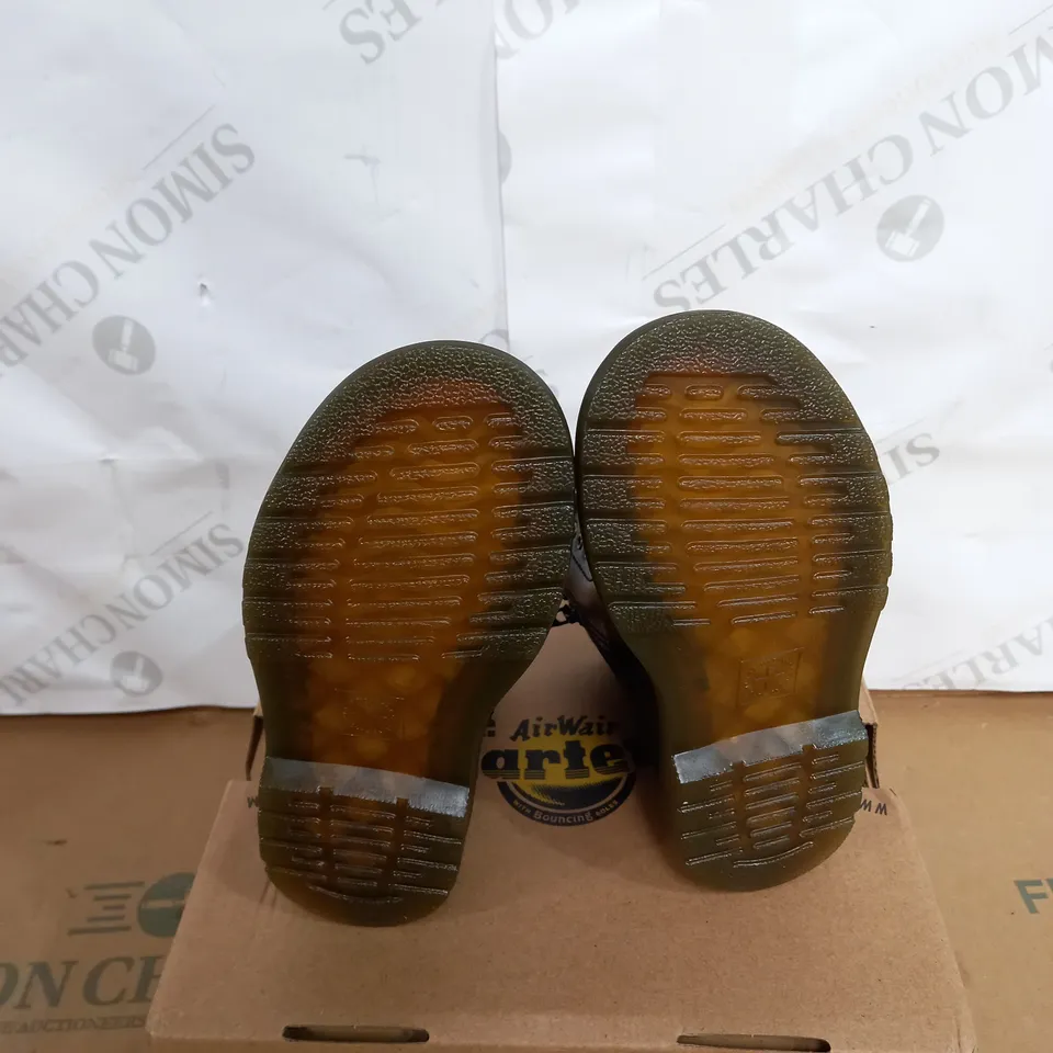BOXED PAIR OF CHILDRENS DR MARTENS IN BLACK SIZE 7