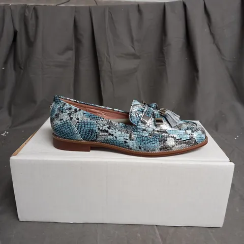 BOXED PAIR OF MODA IN PELLE SHOES IN DENIM SNAKE SIZE 6
