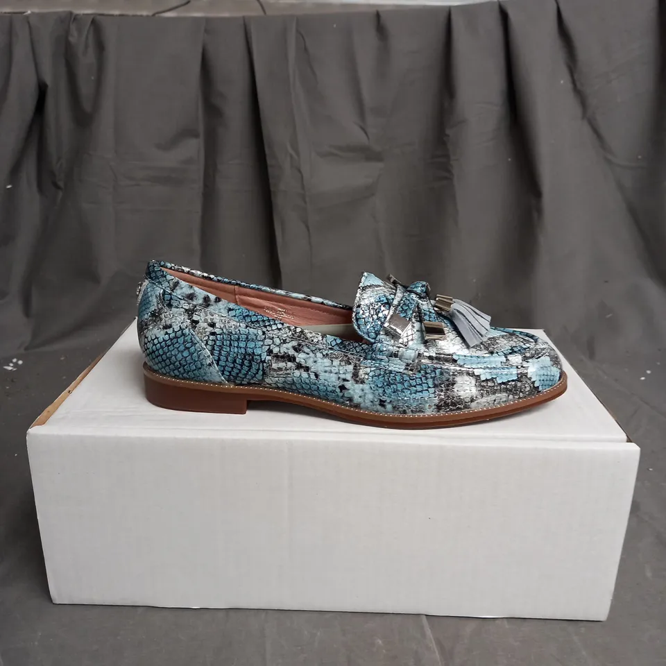 BOXED PAIR OF MODA IN PELLE SHOES IN DENIM SNAKE SIZE 6