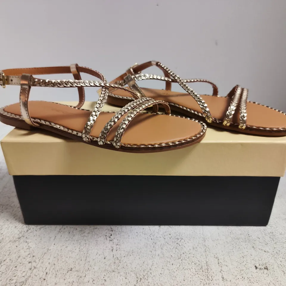 BOXED PAIR OF KURT GEIGER NIMA OPEN TOE FLAT SANDALS IN GOLD SIZE EU 37
