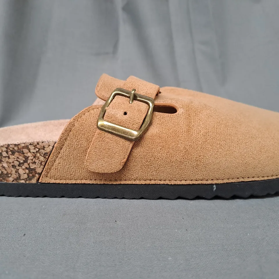 BOXED PAIR OF DESIGNER SHOES IN TAN EU SIZE 38