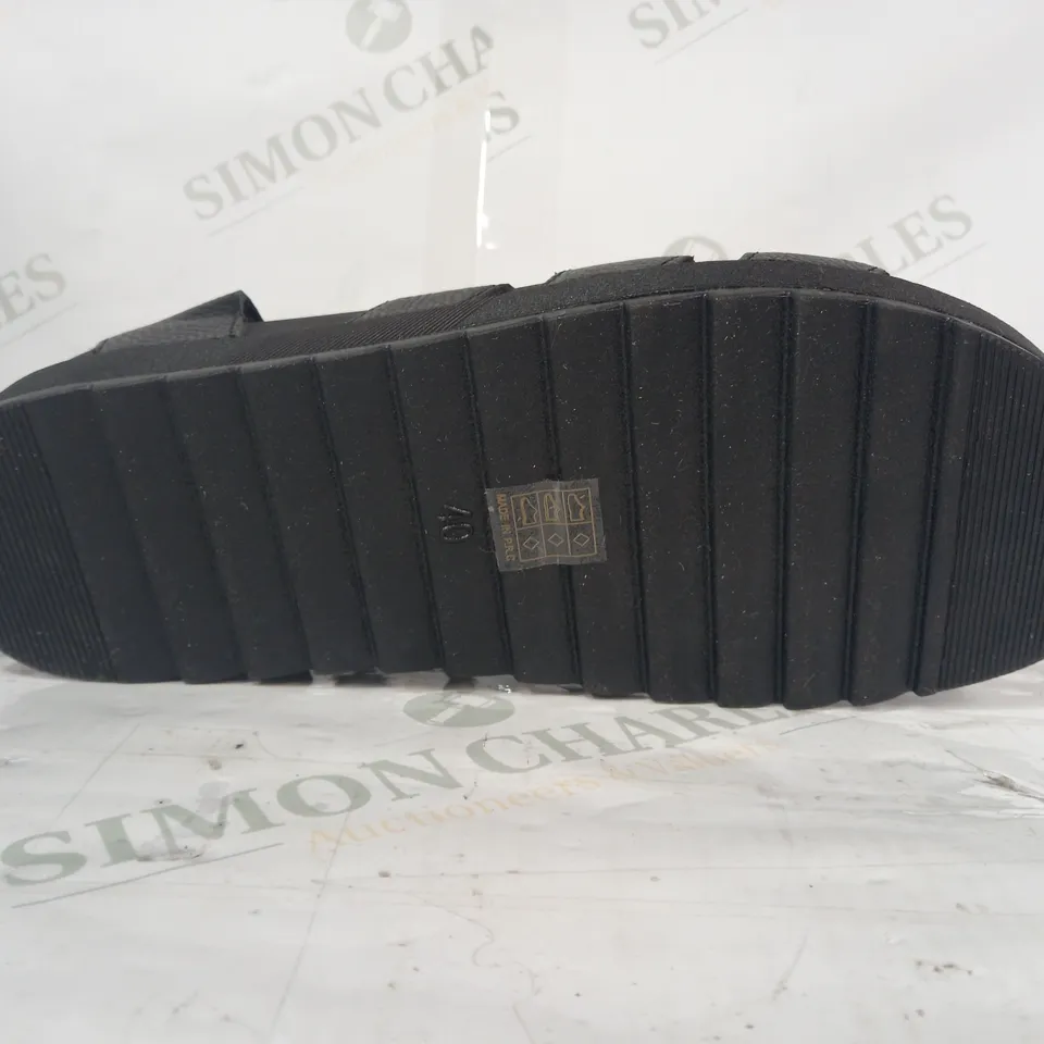 PAIR OF DESIGNER OPEN TOE WEDGE HEEL SANDALS IN BLACK EU SIZE 40