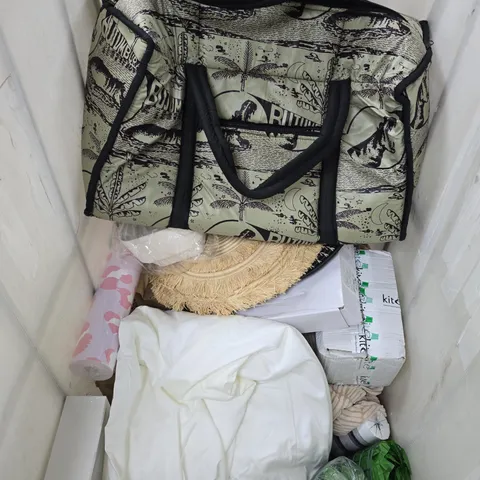 APPROXIMATELY 15 ASSORTED HOUSEHOLD PRODUCTS TO INCLUDE STORAGE BAG, WALLPAPER, DISPLAY CASE ETC - COLLECTION ONLY 