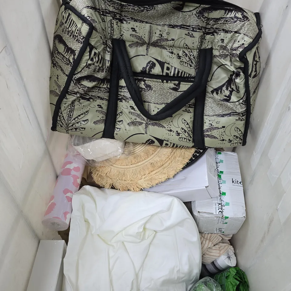 APPROXIMATELY 15 ASSORTED HOUSEHOLD PRODUCTS TO INCLUDE STORAGE BAG, WALLPAPER, DISPLAY CASE ETC - COLLECTION ONLY 