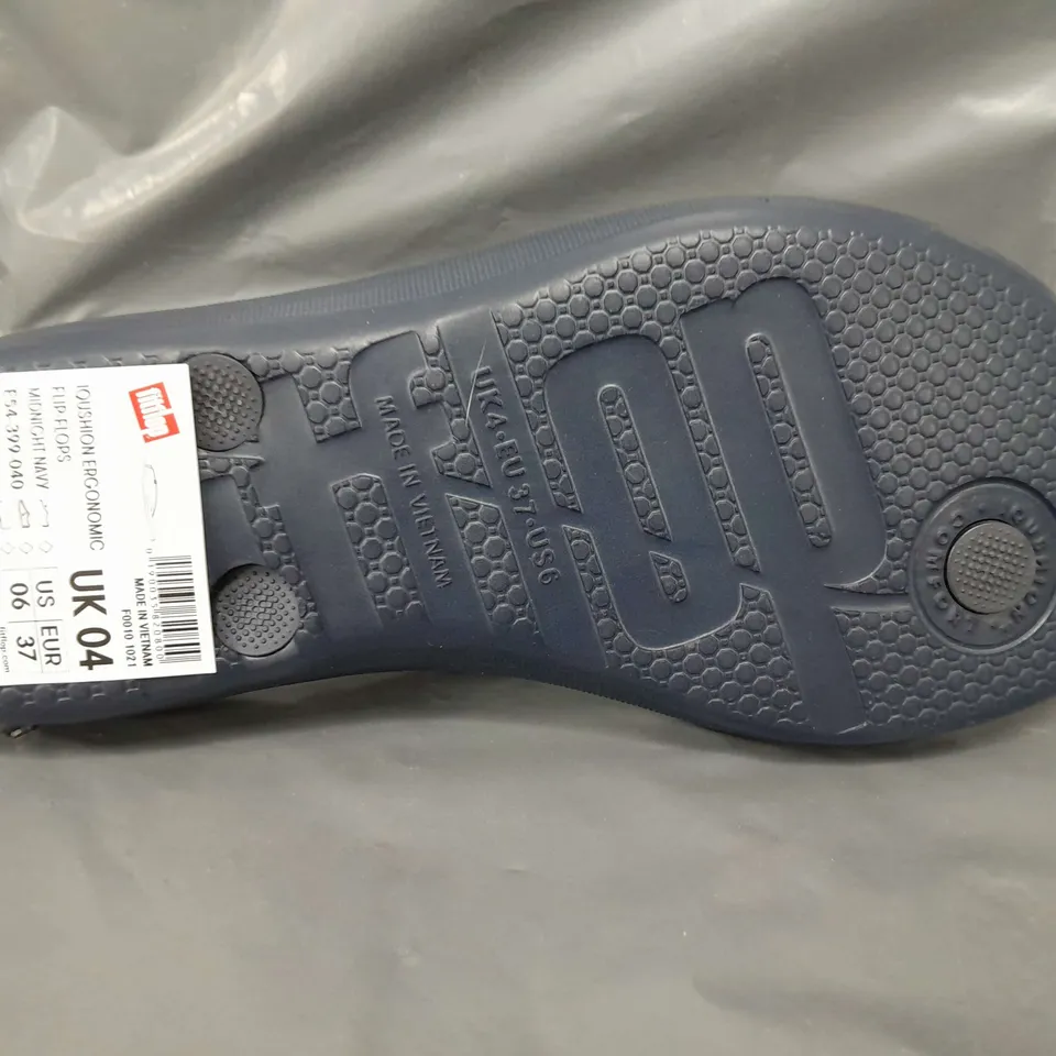 BOXED PAIR OF FITFLOP TOE-POST FLIP-FLOPS IN NAVY UK SIZE 4