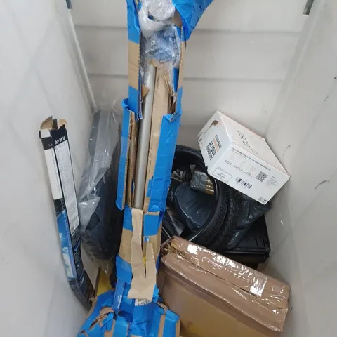 APPROXIMATELY 8 ASSORTED ITEMS TO INCLUDE BOSCH AEROTWIN, MARATHON PUS MTB TYRES, BARBELL PLATES, ETC - COLLECTION ONLY