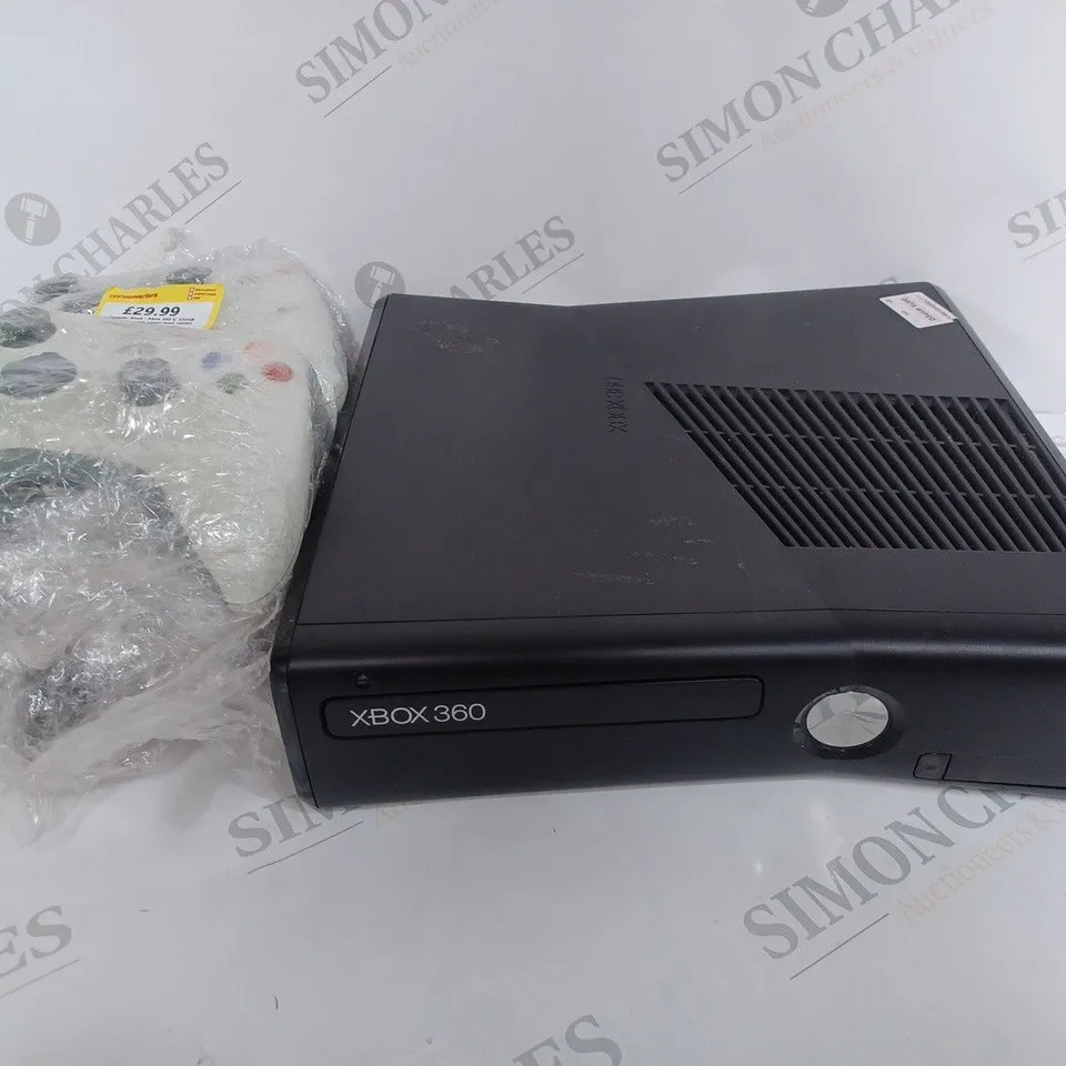 XBOX 360 GAMES CONSOLE IN BLACK WITH 2 WHITE CONTROLLERS