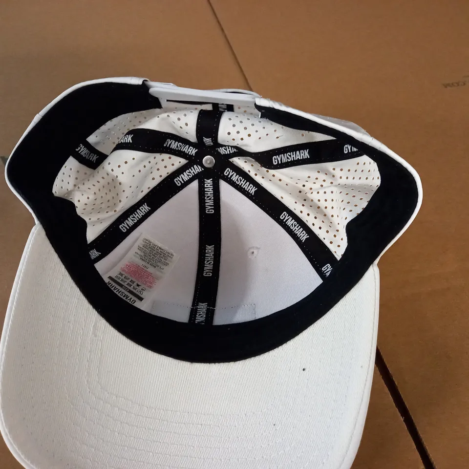 GYMSHARK WHITE BASEBALL CAP - OS