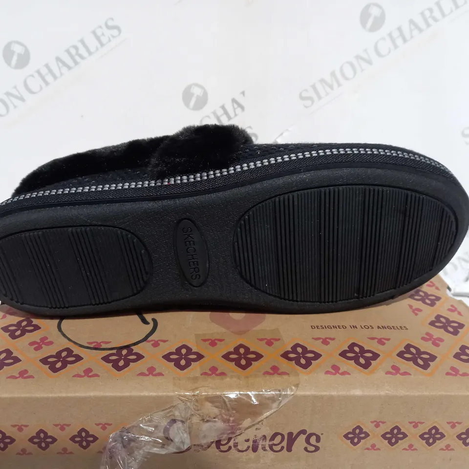 SKECHERS COZY SLIPPER BLACK - SIZE 6.5