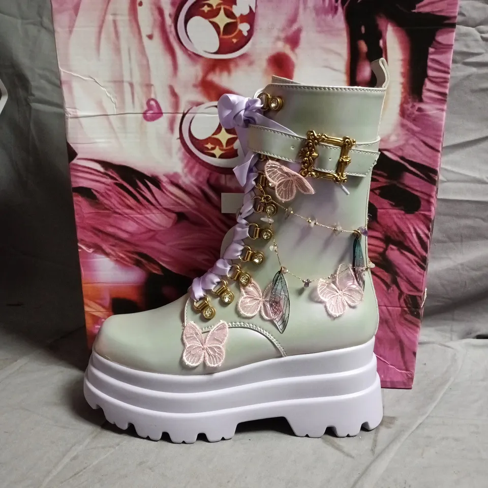 BOXED KOI NATURES FLURRY TRIDENT PLATFORM BOOTS IN PURPLE - UK 9