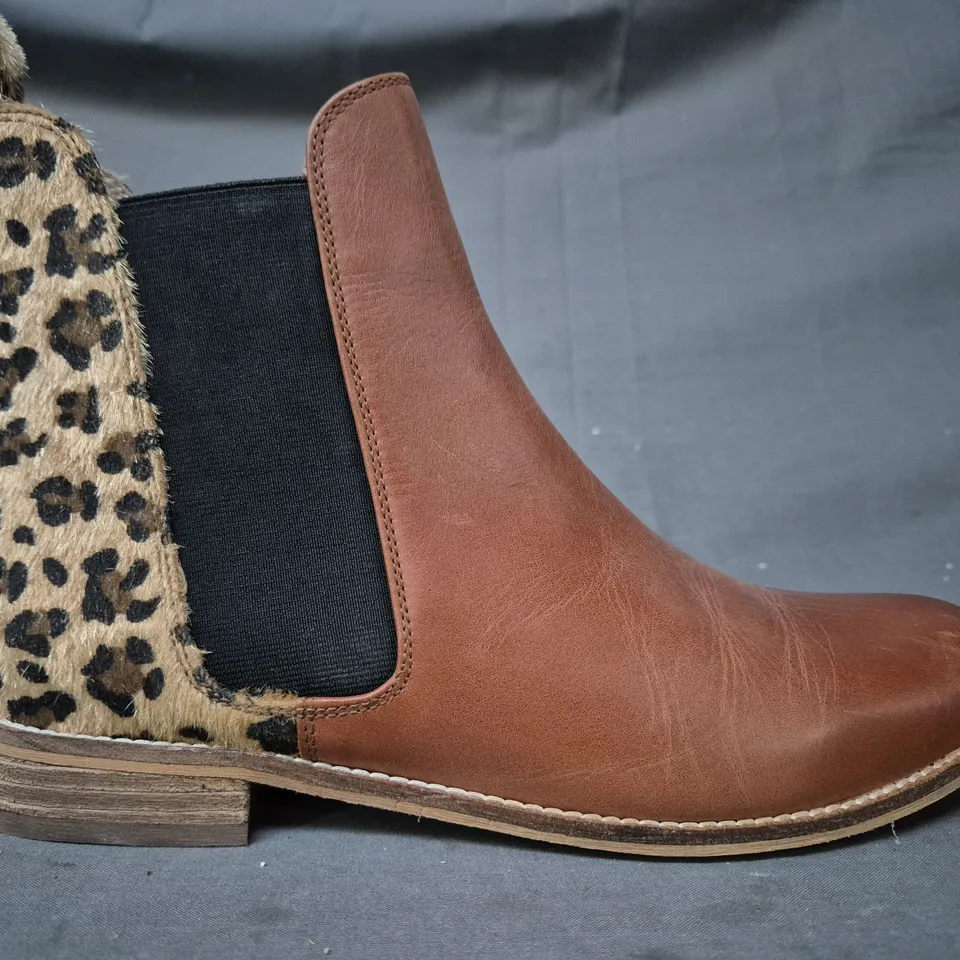 BOXED PAIR OF JOULES ANKLE BOOTS IN BROWN/LEOPARD UK SIZE 6