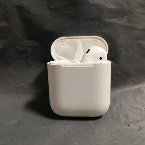  APPLE AIRPODS 1ST GENERATION IN WHITE A1602