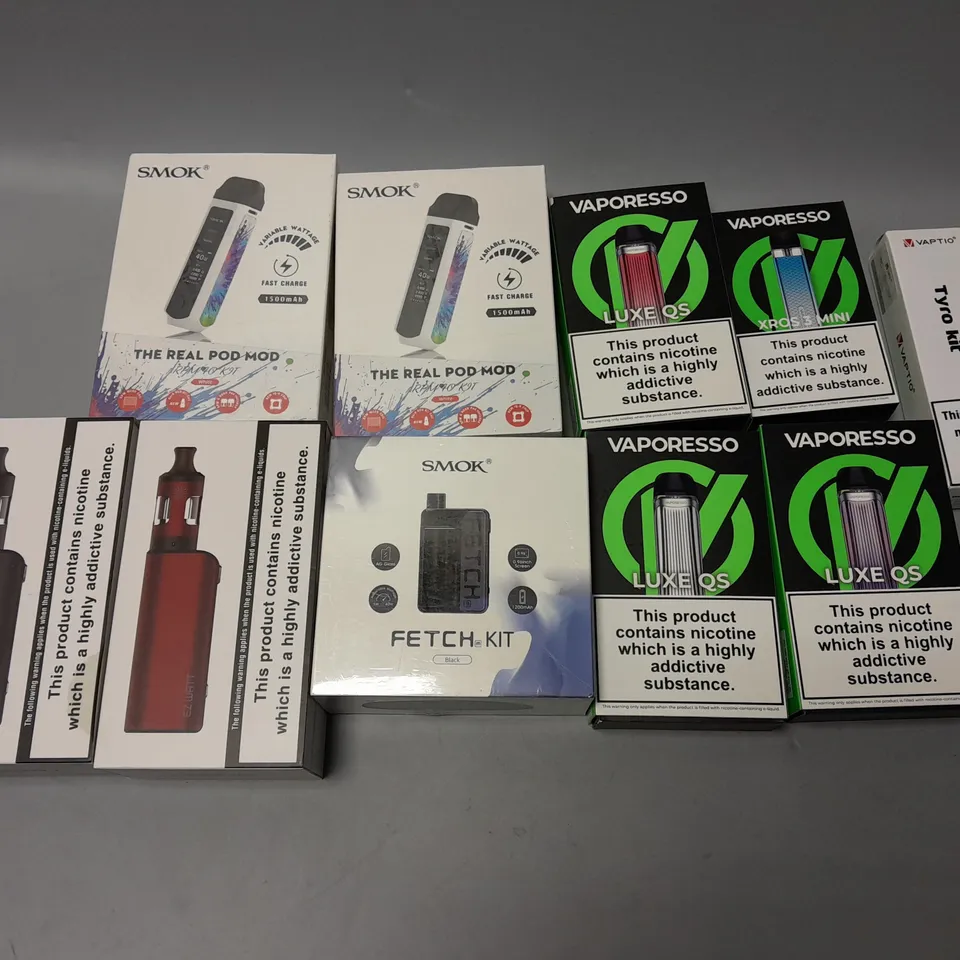 APPOXIMATELY 10 ASSORTED E-CIGS & VAPES TO INCLUDE VAPITO TYRO KIT, VAPORESSO LUXE QS, SMOK FETCH KIT, ETC