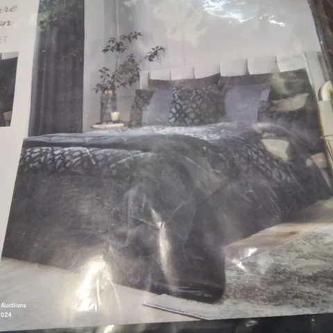 BAGGED CATHERINE LANSFIELD QUILTED BEDSPREAD 