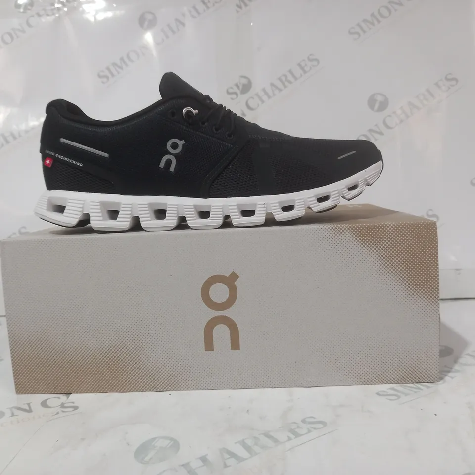BOXED PAIR OF ON CLOUD 5 SHOES IN BLACK/WHITE UK SIZE 7