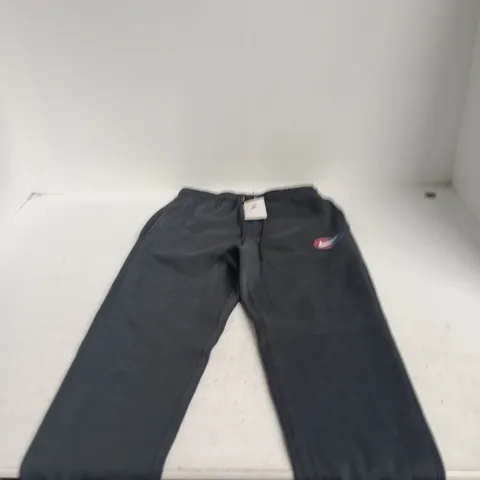 NIKE JOGGERS – STANDARD FIT, TAPER LEG, REGULAR LENGTH – SIZE M – BLACK/DARK GREY