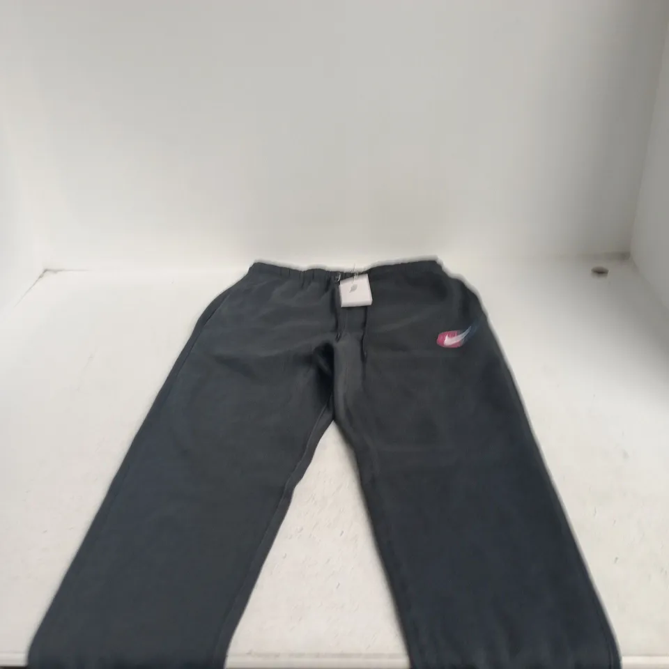 NIKE JOGGERS – STANDARD FIT, TAPER LEG, REGULAR LENGTH – SIZE M – BLACK/DARK GREY