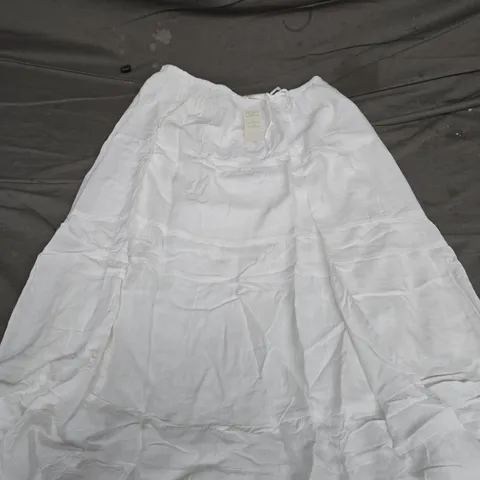 HOLLISTER POCKET SKIRT IN WHITE - LARGE P