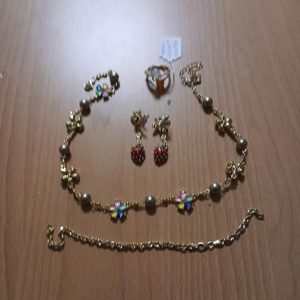 LARGE QUANTITY OF ASSORTED JEWELLERY AND ACCESSORIES 