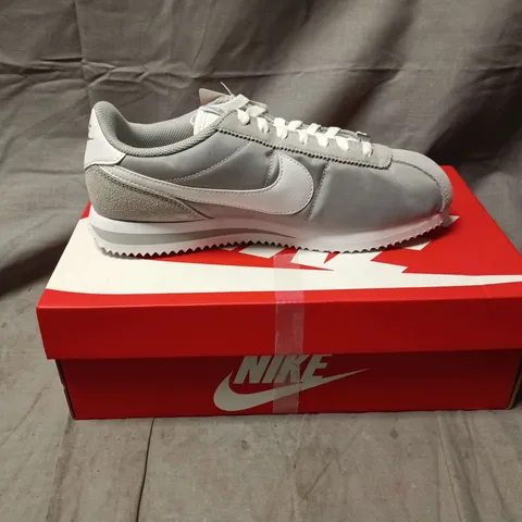 BOXED PAIR OF NIKE CORTEZ TXT SNEAKERS – SILVER/WHITE, UK 7 (US 8)
