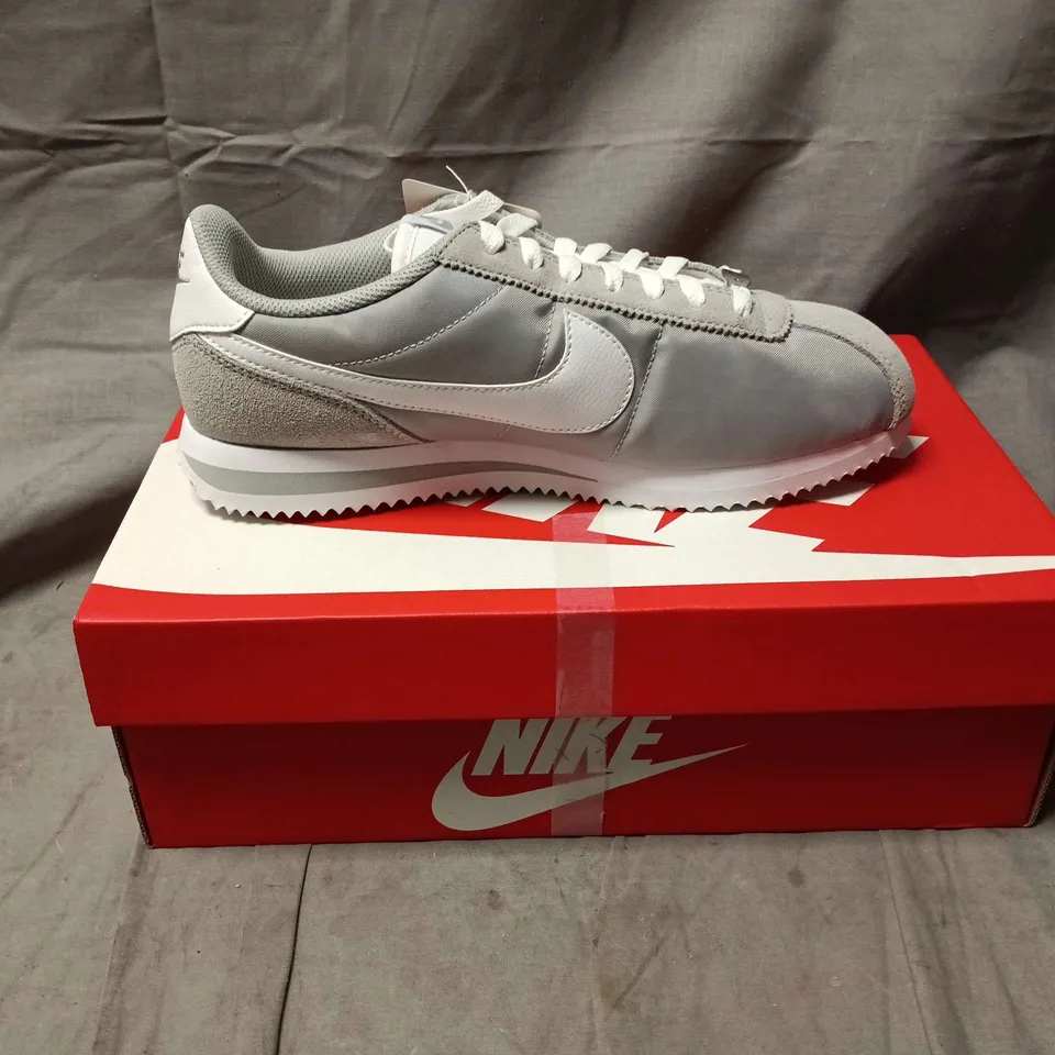 BOXED PAIR OF NIKE CORTEZ TXT SNEAKERS – SILVER/WHITE, UK 7 (US 8)