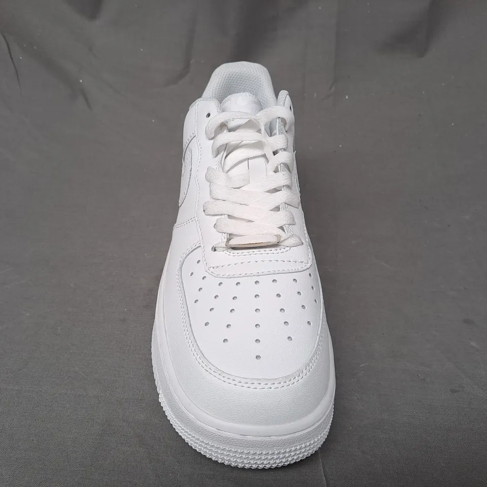 BOXED PAIR OF NIKE AIR FORCE 1 '07 SHOES IN WHITE UK SIZE 8