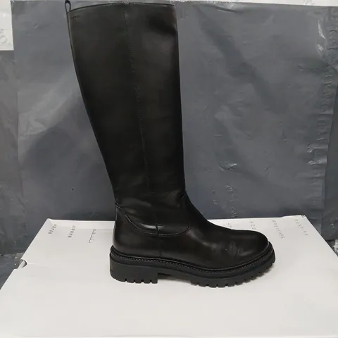 BOXED PAIR OF GEOX IRIDEA BOOTS IN BLACK - 7