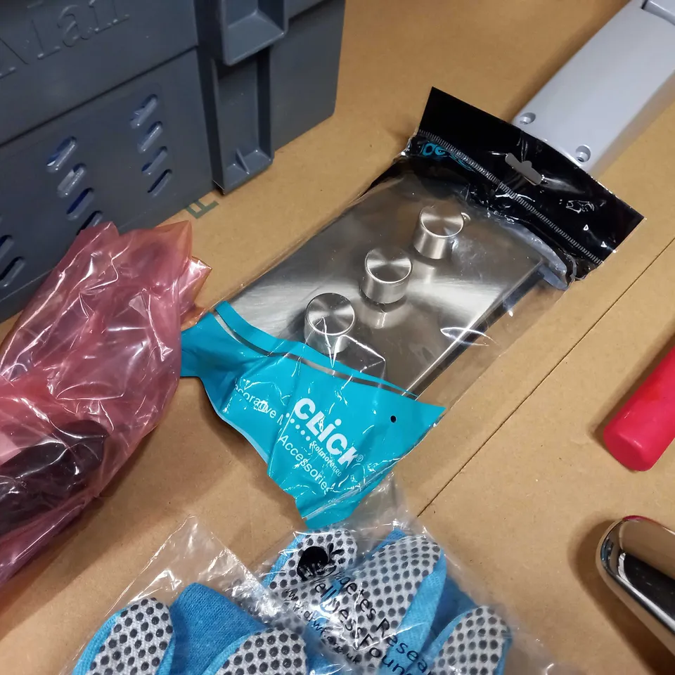 LOT OF APPROX 15 ASSORTED HOUSEHOLD/DIY RELATED ITEMS TO INCLUDE: MALLET, GARDEN GLOVES, MIXER TAP