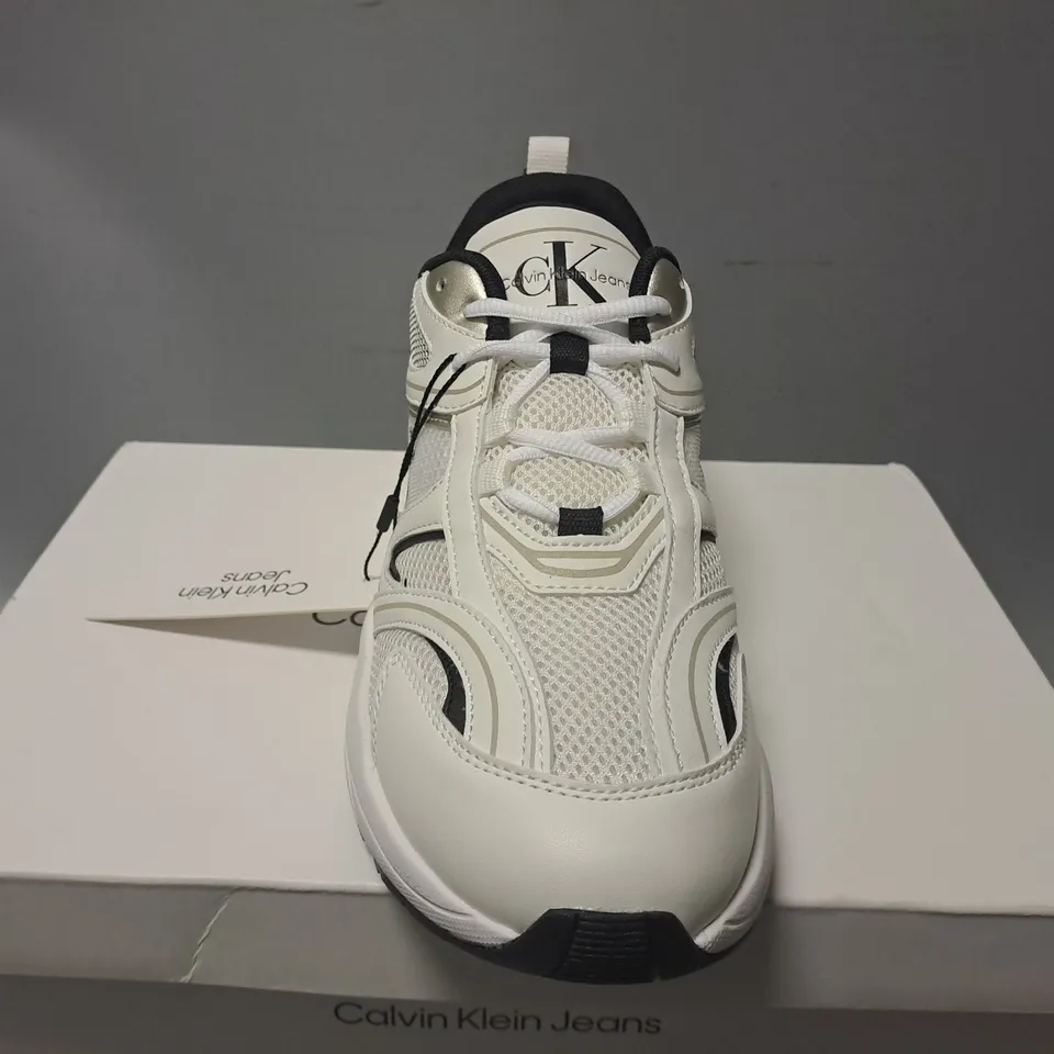 BOXED CALVIN KLEIN JEANS RETRO TENNIS TRAINERS IN WHITE - EU 41