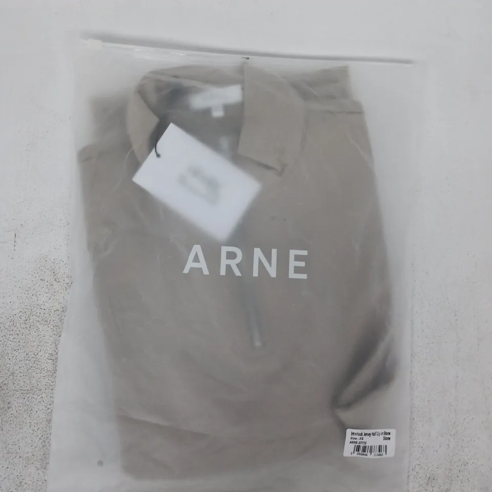 BAGGED ARNE INTERLOCK JERSEY HALF ZIP IN STONE SIZE XS