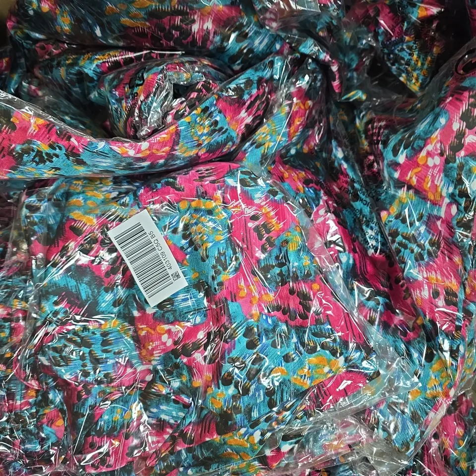 BOX OF APPROXIMATELY 20 ASSORTED CLOTHING AND FASHION ITEMS IN VARIOUS STYLES, SIZES, AND COLOURS - COLLECTION ONLY