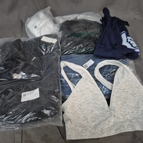 APPROXIMATELY 30 ASSORTED CLOTHING ITEMS IN VARIOUS SIZES, STYLES & COLOURS TO INCLUDE BRANDS SUCH AS CHASE, PRIMARK, F4SHION, ETC - COLLECTION ONLY