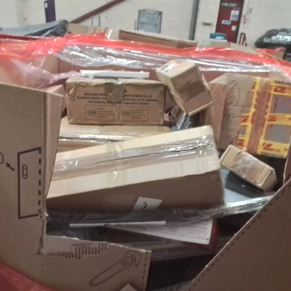 PALLET OF ASSORTED HOUSEHOLD GOODS AND PRODUCTS TO INCLUDE;TELESCOPIC LADDER,SKATEBOARD,LED GLOBE 