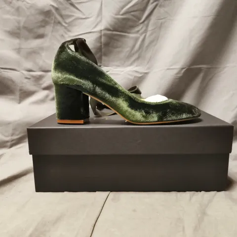 BOXED PAIR OF HARRIET WILDE MID BLOCK HEEL SHOES IN FOREST GREEN SIZE UK 4