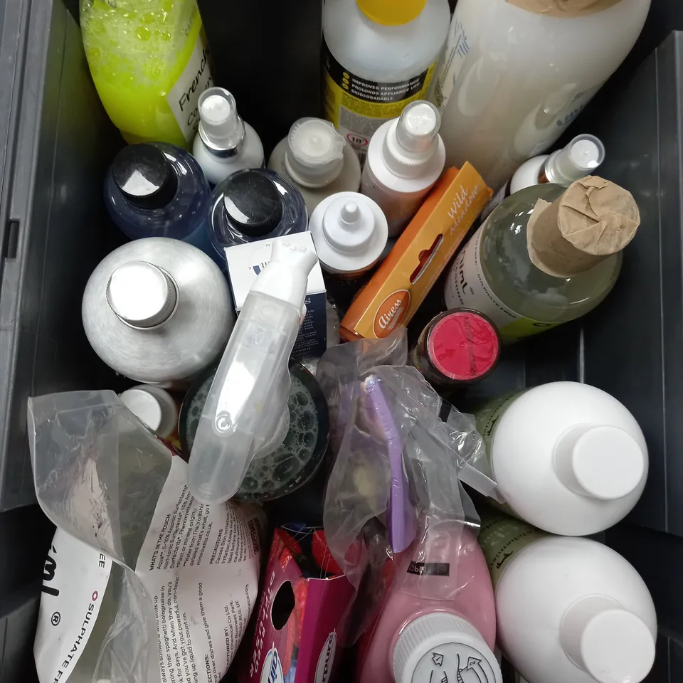 BOX OF APPROXIMATELY 10 ASSORTED ITEMS TO INCLUDE - SUGAR SOAP, HOT OIL, WASHING UP LIQUID ETC - COLLECTION ONLY