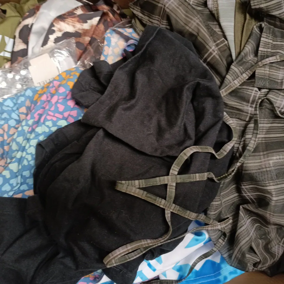 APPROXIMATELY 20 ASSORTED CLOTHING AND FASHION PRODUCTS IN VARIOUS STYLES AND SIZES - COLLECTION ONLY