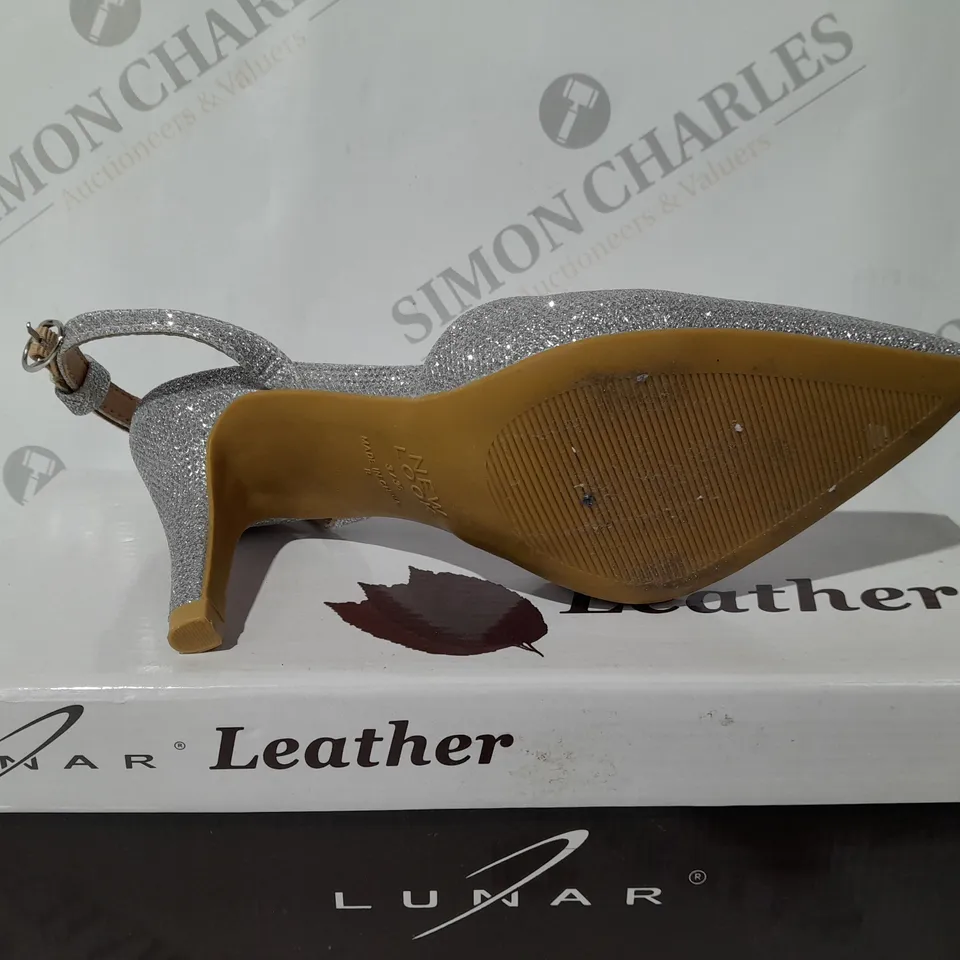 LUNAR LEATHER FLASH WOMANS SHINNY HEELS - SIZE 4 