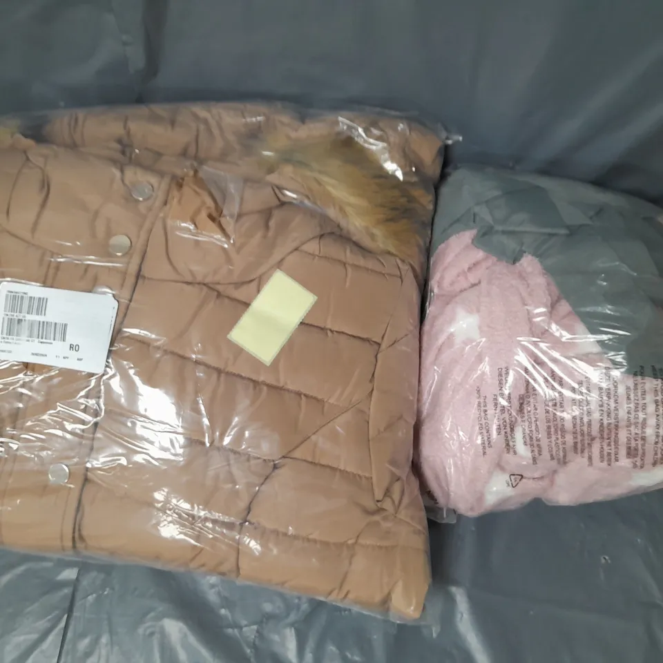 BOX OF APPROXIMATELY 10 ASSORTED CLOTHING AND FASHION ITEMS IN VARIOUS STYLES, SIZES, AND COLOURS - COLLECTION ONLY