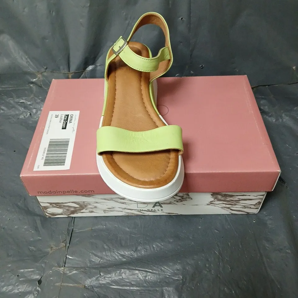 BOXED PAIR OF MODA IN PELLE ORINA LEATHER BUCKLE ANKLE STRAP SANDAL IN LIME GREEN SIZE 6