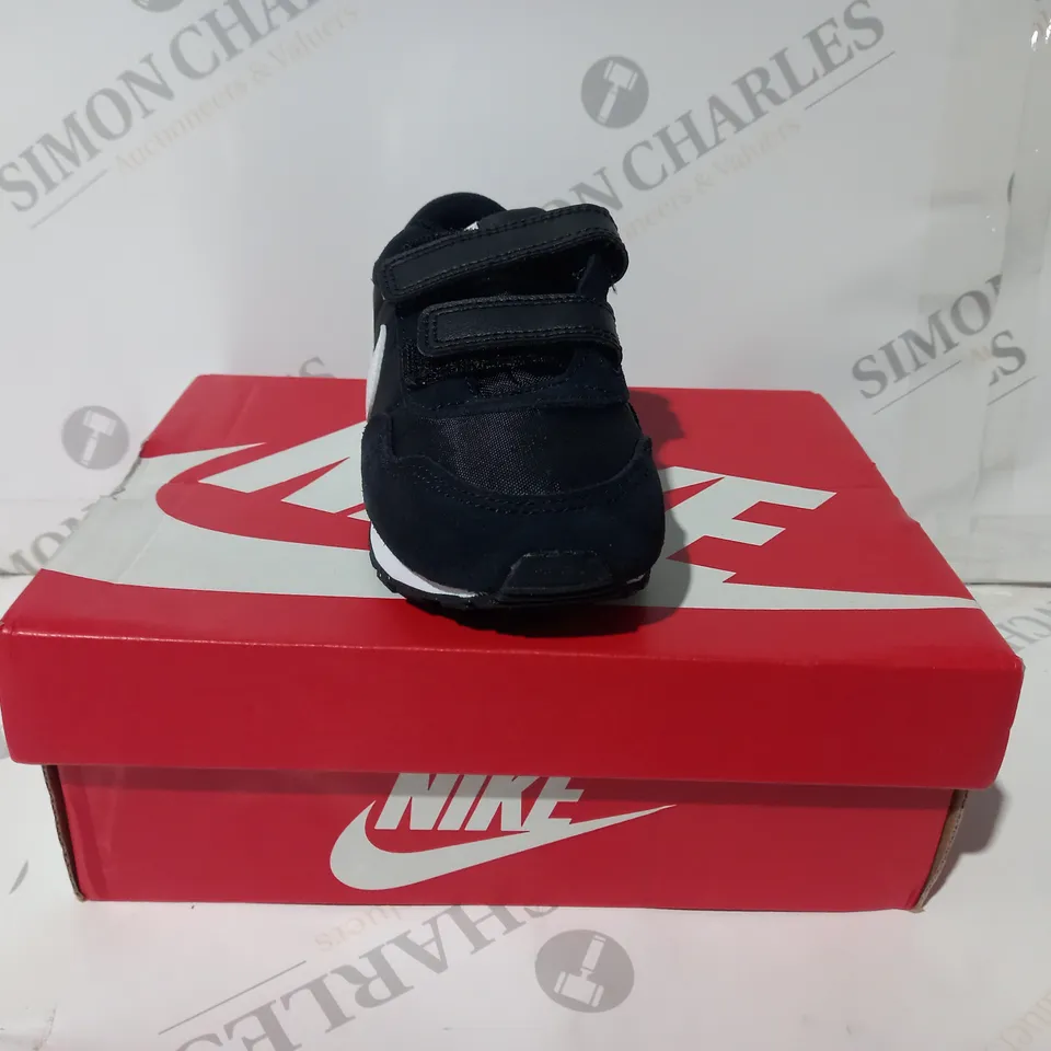 BOXED PAIR OF NIKE MD VALIANT KIDS SHOES IN BLACK/WHITE UK SIZE 8.5