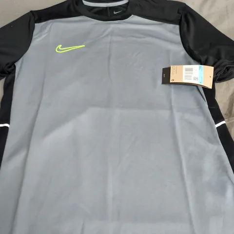 NIKE TRAINING TOP –  SIZE M 