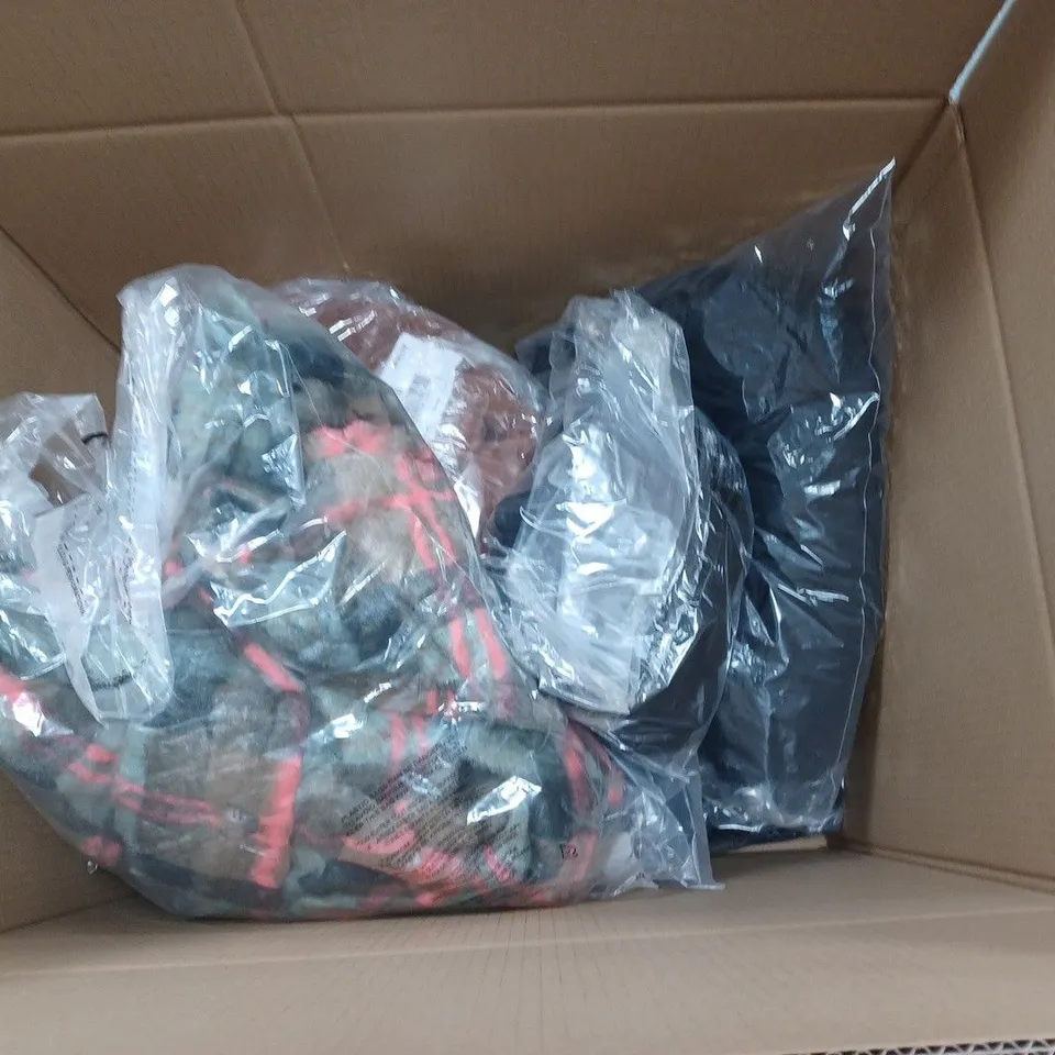 APPROXIMATELY 10 LADIES CLOTHING ITEMS ASSORTED COLOURS, SIZES AND STYLES