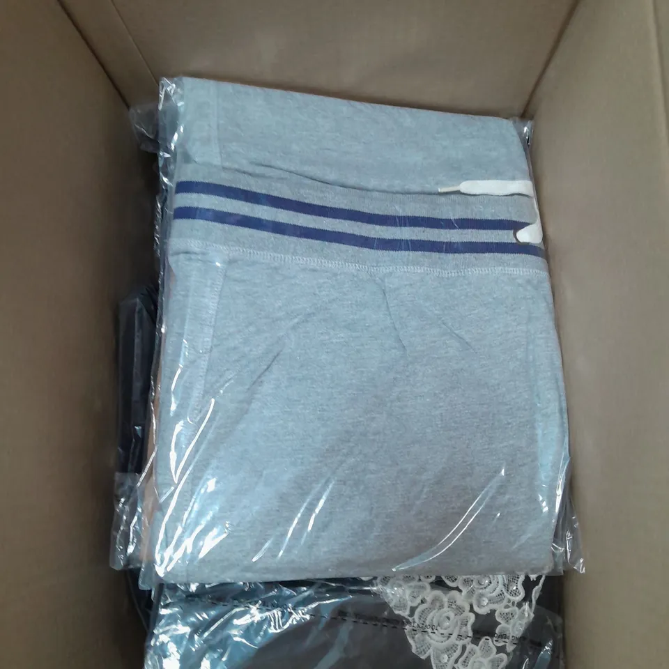 LOT OF APPROX 16 CLOTHING ITEMS IN VARIOUS BRANDS, STYLES, COLOURS AND SIZES