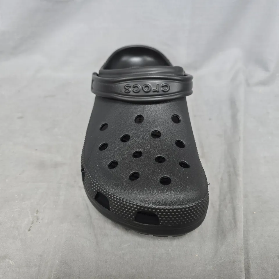UNBOXED PAIR OF CROCS CLASSIC CLOGS IN BLACK SIZE UK M8/W9
