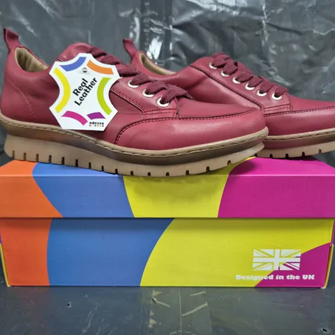 BOXED PAIR OF ADESSO LACE UP SHOES IN MAROON SIZE 6