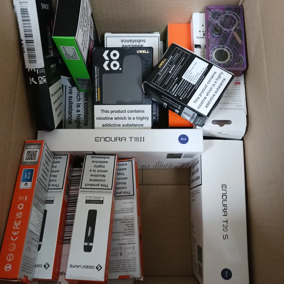 APPROXIMATELY 20 VAPES, E-CIGARETTES & ACCESSORIES TO INCLUDE - VAPORESSO LUXE Q2 SE - VOOPOO DRAG X2 - INNOKIN ENDURA M18 - ETC